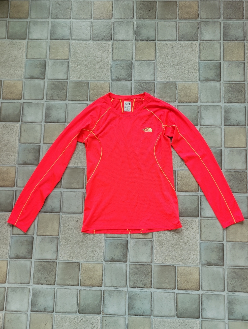 The North Face Flash Dry Raglan Sleeve Shirt in Atomic Pink Size Small